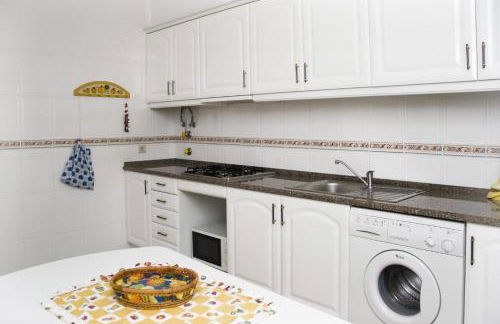 Os Apartamentos A Ramos na Praia da Galé Estão inserido em Condomínio com PISCINA, Fica apenas a 350 Metros da Praia da Galé - Apartamentos com Ar Condicionado tanto nos Quartos como na Sala, Smart TV com Prime Vídeo e Cozinha Completa - Foto 62