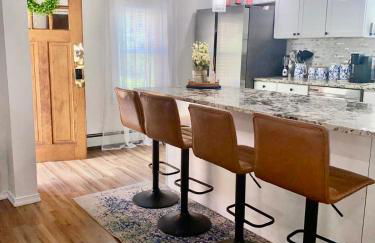 Spacious 4BR home w 2BA, a workspace & king bed! - Foto 10