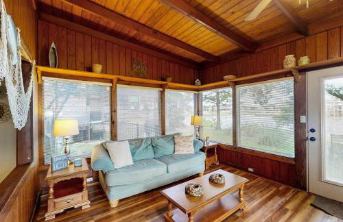 Classic Lakefront Cottage with Private Dock, Lovely Lake View, Backyard & WiFi - Foto 4