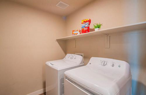 Trendy 2BD Gym Pool Parking WD Sleeps 8 - Foto 36