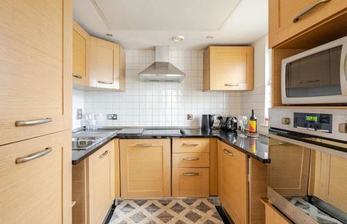 Amazing River view 2 bedroom apartment, sleeps 6, balcony and parking - Foto 44