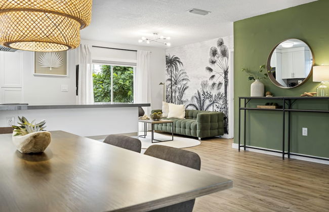 Hidden Garden A Serene Miami Escape - Photo 4