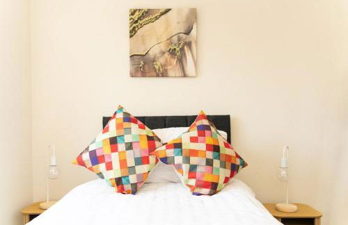 Luxury 3-Bedroom Escape, Timeless Charm, Near Monmouth Castle, Sleeps 6, Parking, Free WiFi - Foto 16