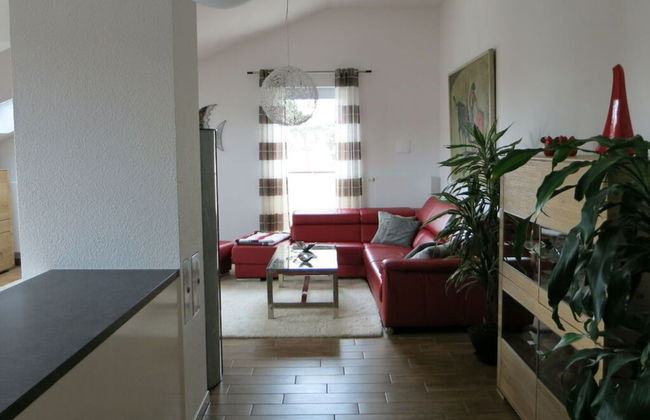 Beach Apartment With sea Views - Photo 8