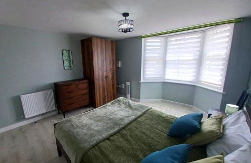 Richmond Cottage - Brand New 4BR Holiday Home, just 3 minutes from the beach with Pool Table and Free Parking - Foto 22