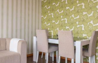 Modern Flat with Balcony & Garage by HostWise - Foto 16