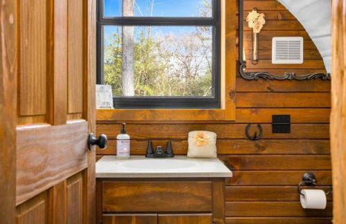 Secluded Luxury Wagon with Pond, King Bed, Full Bath, Patio - Foto 6