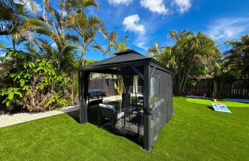 The LuxeLanding MIA- Swimming pool, Oasis Lounge, Mini Golf, BBQ and Hibachi Grill , and Outdoor Games - Photo 5