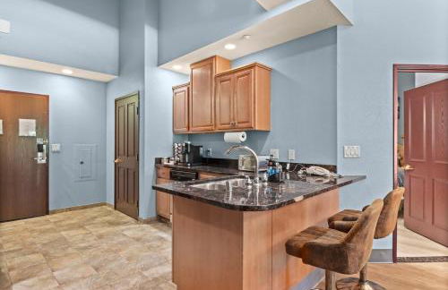 Family Getaway - Outdoor Activity Oasis - Mins to Downtown and Water Parks - Jacuzzi - Game Rm - Foto 10