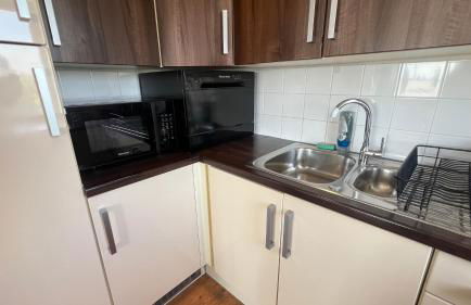 Sunset Heights Bright 2BR with City Views and Free Parking - Foto 13