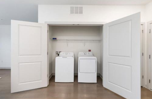 Elegant 2BR with Resort Pool and Lounge Areas 2 - Photo 24