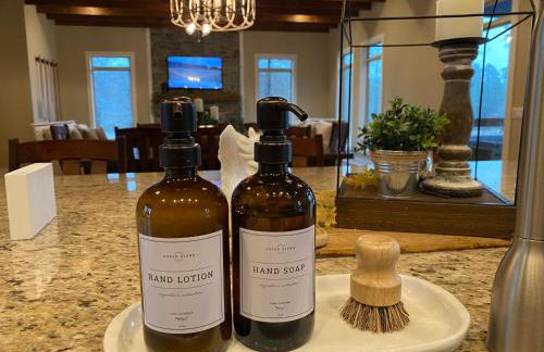 Paradise Point - 4BR Lakefront Haven Dock, Kayaks, & Cozy Firepit - Foto 28