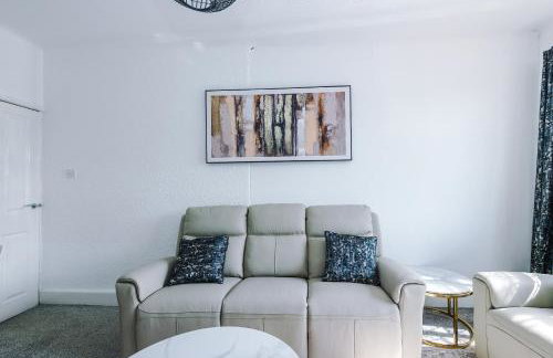 Luxury 3-Bedroom Apartment with 75-Inch TV, Fireplace & Terrace near Manchester Airport - Photo 28