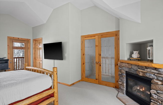 MODERN 4,500 sqft Ski Chalet: 5 Br + 6 Ba | Pool Table | Pool + PRIVATE Hot Tub - Photo 3