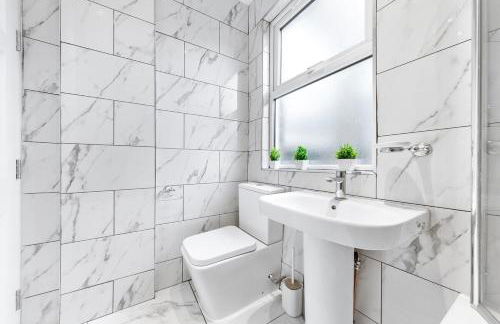 Lovely 4-BR Home In Leyton - Sleeps 14, Near Tube, Arcade, 100inchTV - Foto 77