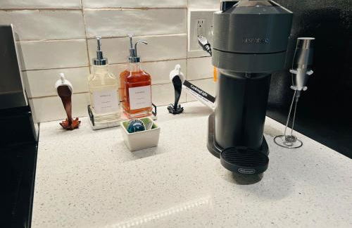 SkyPool-Roof Lounge-Free Parking-Gym-Loft-Theatre - Photo 6