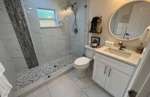 Stylish Chic King Bed Ybor DT - Foto 14