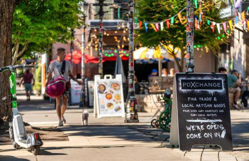 The Bohemian Spirit - Live Music, Eateries & Bars - Foto 18