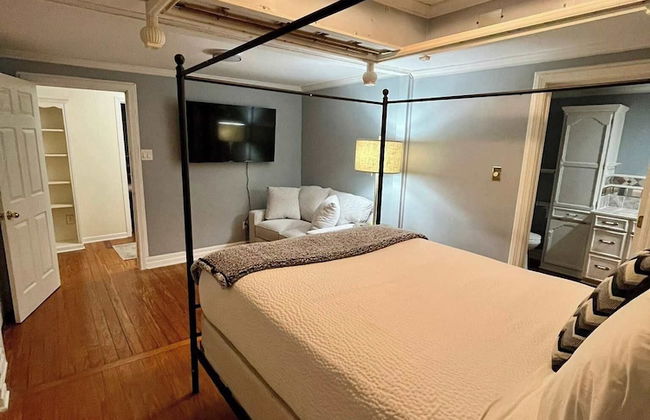 Steps From Downtown Minutes to the Airport - Photo 4