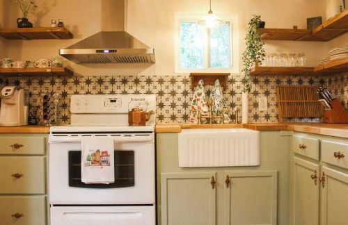 The Greenhouse Cozy Cottage- Walk to Downtown! - Foto 19