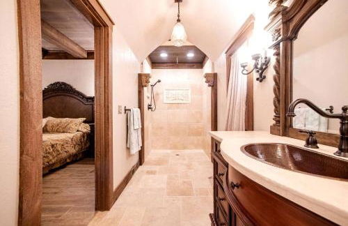 Castle Gatehouse Rental for a Unique Getaway near Bolton Landing, New York - Foto 21