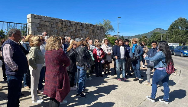 Tour por San Martín de Valdeiglesias con comida - Foto 3, Escuchando atentamente a la guía