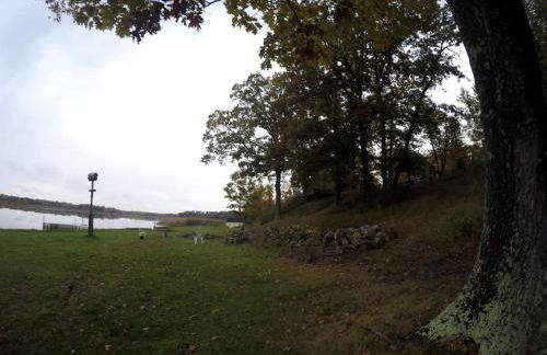 Secluded Lake Cottage Rental with a Dock and a Game Room in Hale, Michigan - Foto 15