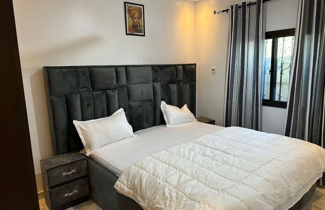 Luxe Apt #4the Retreat Apartments - Photo 8