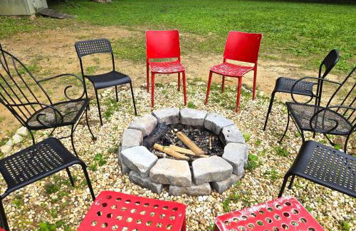 Cozy 5 BR Retreat Coffee StationFirepitPatio - Photo 4