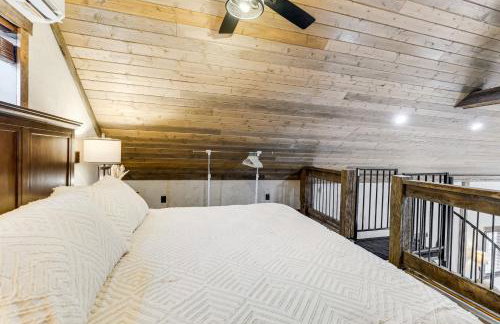 Serene Couples Getaway with Mtn Views in Bedford! - Foto 14