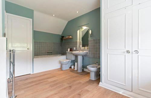 Stunning Countryside Home in Surrey by 53 Degrees Property, Ideal for Family Getaways, Private Tennis Court! - Foto 57