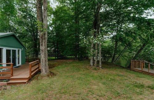 Lakefront with Lots of Light and Private Dock Access - Foto 34