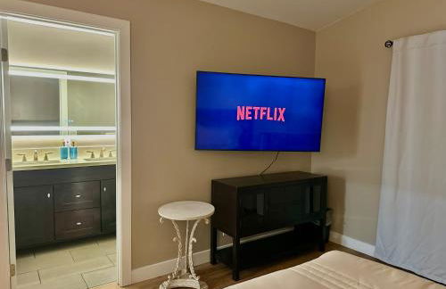 2 Masters, Newly renovated with new furnishings - 4BR 3BA - Photo 32