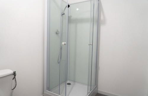 CitizenHouse Anzin - 4 Studios - 15 à 36m2 - Jardin - Terrasse - Accès autonome - WiFi - Netflix - Foto 44