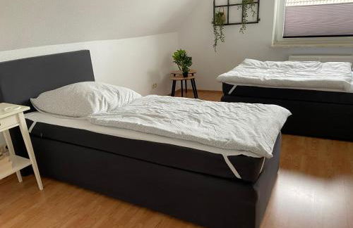 ZWITSCHERNEST Stilvolle helle Ferienwohnung Gästezimmer Monteurwohnung für 1 bis 6 Personen 3 Zimmer 60 qm - Foto 19