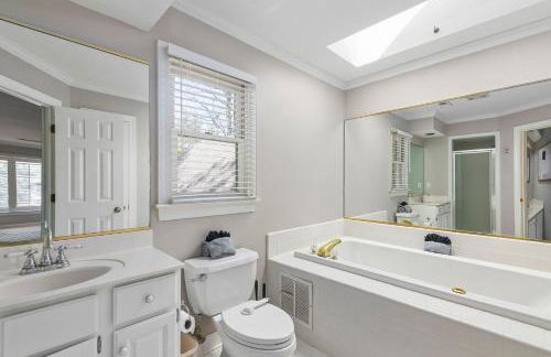 HotTub, FirePit, Basketball, 15 Min To Sedgefield - Photo 39