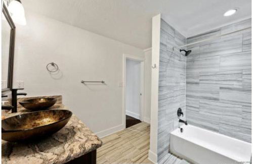 Experience Serenity in a 4BR3BA Downtown Home - Foto 19