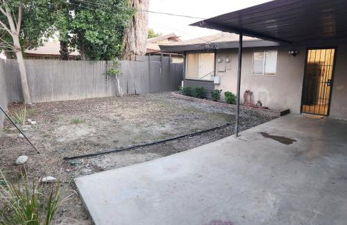 Private, Spacious, 4x Queen, 300 MBPS Internet with Backyard! - Foto 26