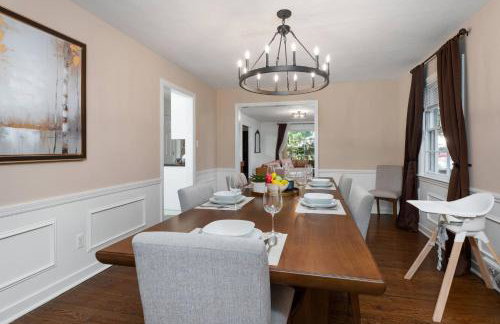 Exclusive Lux Home Near Town • Game Rm • Gym • 4BR - Photo 38