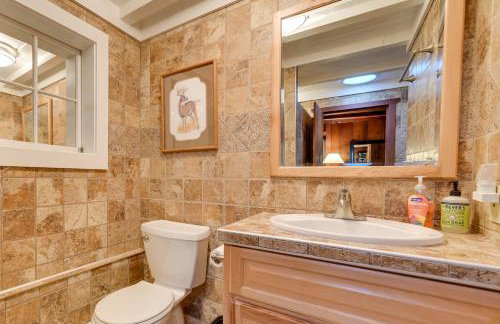 Cozy Harbor Springs Vacation Rental, 13 Mi to Town - Foto 14