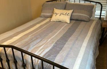 Stylish and Convenient with WiFi & Fenced yard - Foto 7