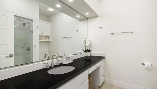 Luxurious Condo with Pool & Garage Close to Shopping - Foto 2