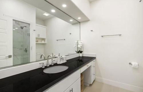 Luxurious Condo with Pool & Garage Close to Shopping - Foto 2