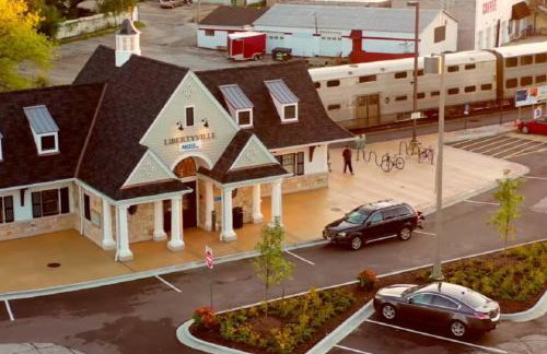 Spacious Home in DT Libertyville Near Naval Base - Foto 27