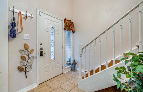 Lago Vista Golf Getaway with Decks and Pool Access! - Foto 28