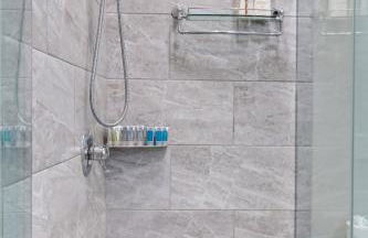 Charming Home in the Highlands W Private Backyard - Foto 33