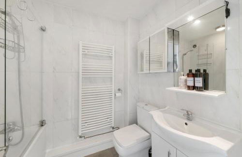 2BR Waterside Flat Parking WiFi Garden & DLR Nearby - Foto 15