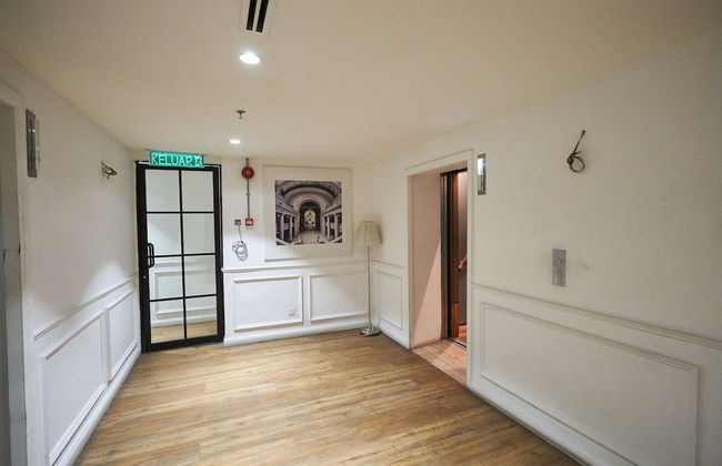 OYO Home 44050 Essential Studio Empire Marriot - Photo 3