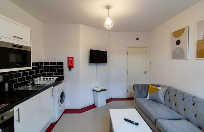 Impeccable 2-bed Apartment in Gateshead - Photo 20