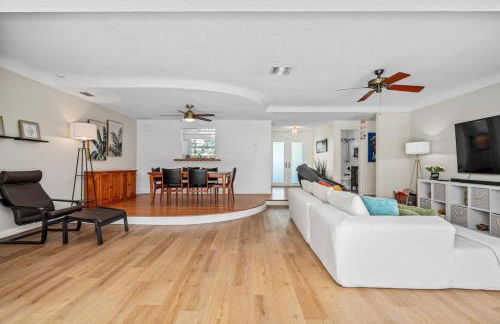 Walk to Beach Indoor-Outdoor Living w Pool - Photo 16